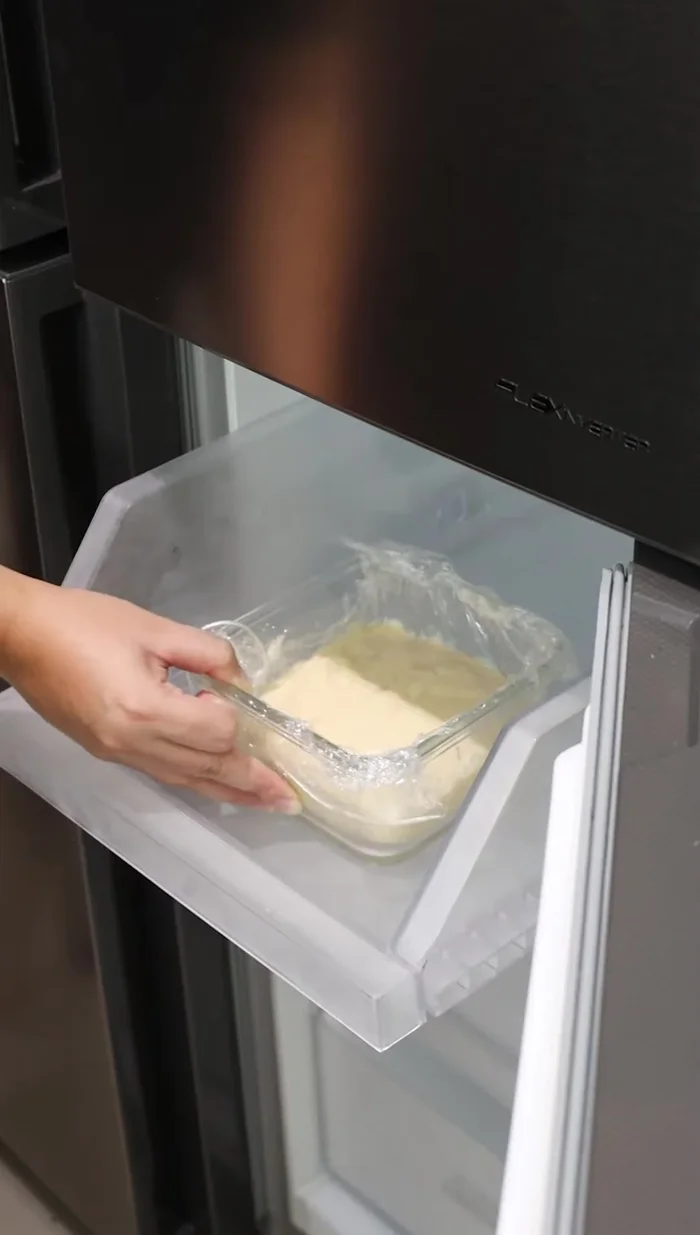 Llevar al refrigerador por una hora hasta que la mezcla esté firme.