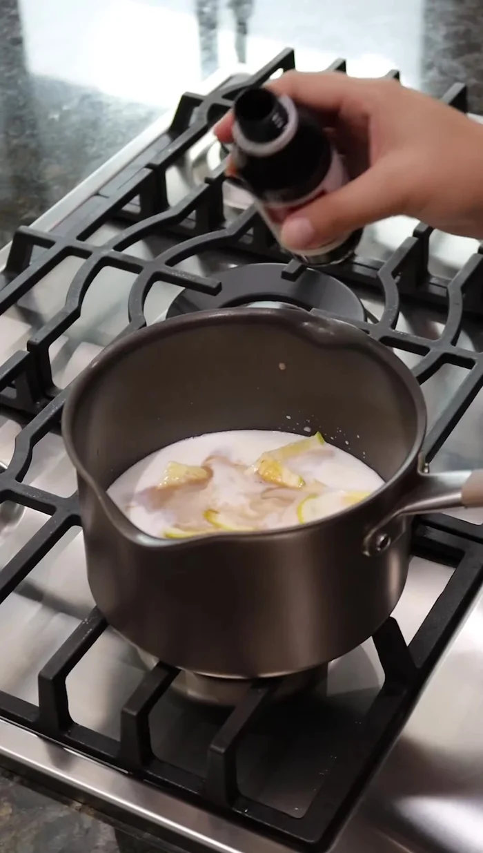 Agregar un chorrito de esencia de vainilla y una pizca de canela en polvo a la leche. Incorporar bien todos los ingredientes y retirar del fuego una vez que hierva.