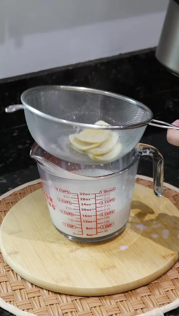 Colar la leche para retirar cualquier trocito de cáscara.