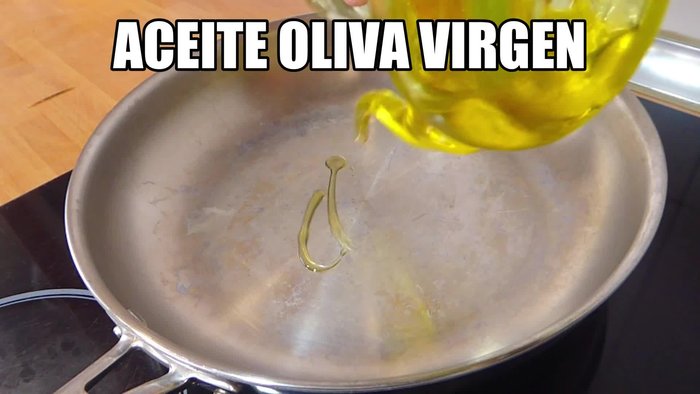 Tostar ligeramente los piñones en una sartén con un chorrito de aceite de oliva. Reservar (10.8)