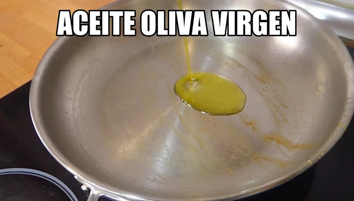 En la misma sartén, con un poco más de aceite de oliva, saltear los tomates cherry hasta que se doren ligeramente (24.98).