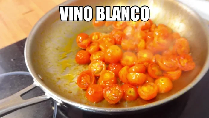 Agregar un chorrito de vino blanco y dejar que se evapore (43.02).