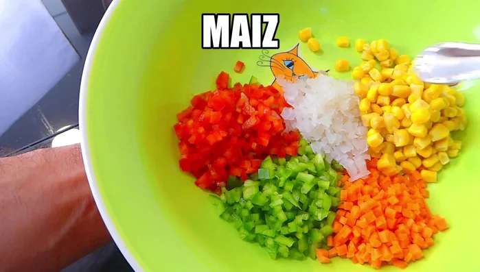 Picar los pimientos, la zanahoria y la cebolleta. (24.66)