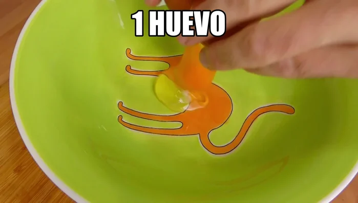 Adobar la carne: Mezclar 120 ml de agua, 1.5 tazas de harina de trigo, sal y pimienta al gusto. Agregar la pechuga de pollo (o la parte que prefieras) y dejarla bien cubierta con la mezcla. Refrigerar al menos durante toda la noche (16.6).