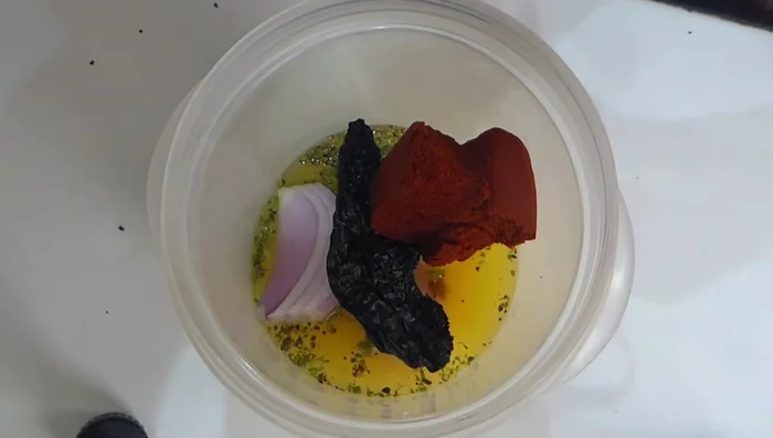 Agregar la pasta de achiote y triturar todo bien. (113.04)