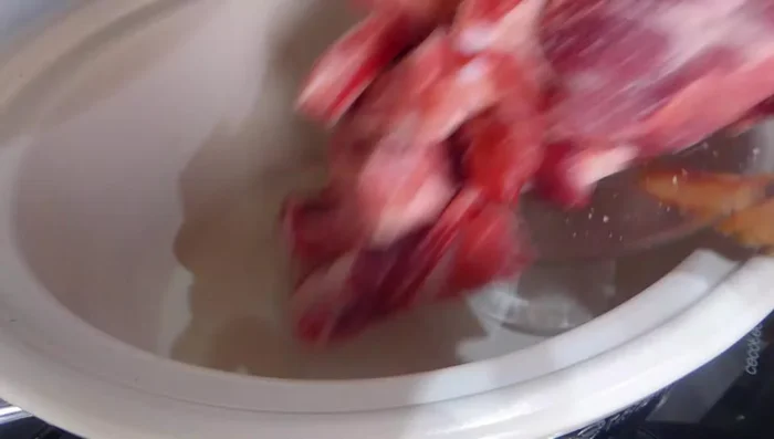 Colocar la carne, la careta y la mezcla de especias en la olla lenta. Remover bien. (132.76)