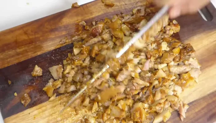 Desmenuzar la carne, quitando los huesos. Picar la careta finamente. (196.56)