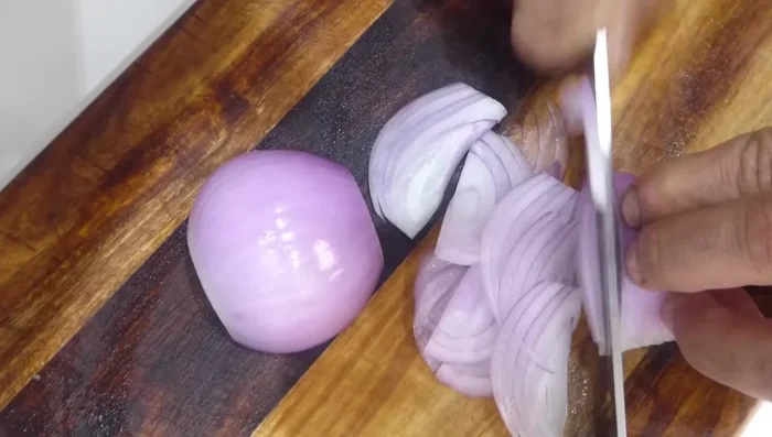 Encurtir la cebolla morada en una mezcla de agua, vinagre y sal. (213.64)