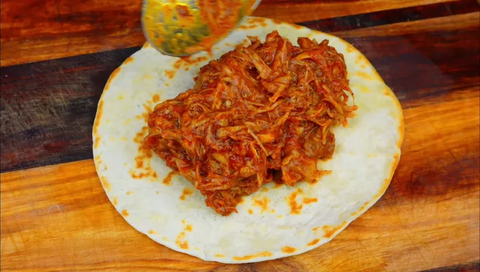 Preparar los tacos: tortilla, cochinita pibil, cebolla encurtida y piparras (opcional). (252.76)