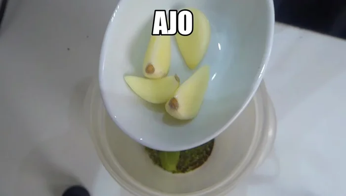En un vaso, mezclar las pimientas majadas, laurel, orégano, ajo, cebolla morada, zumo de naranja, zumo de limón, vinagre y chile seco (opcional). (83.119)
