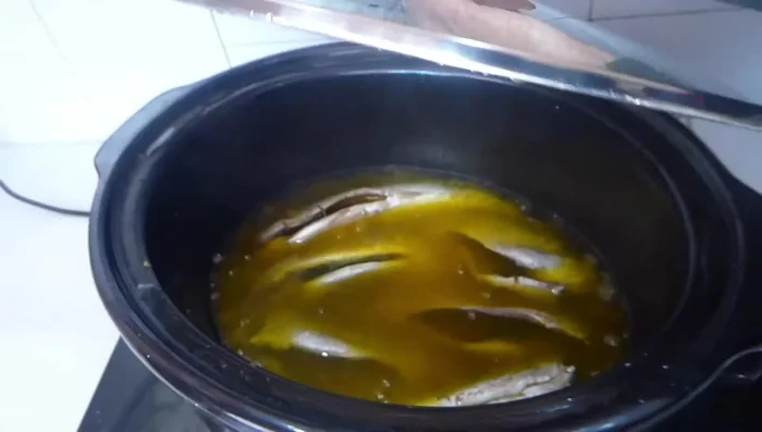 Apagar la olla y dejar reposar las caballas durante al menos una hora para que se enfríen.
