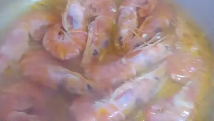 Después de un minuto, añadimos los gambones marcados y cocinamos removiendo hasta que espese el caldo (5 minutos).