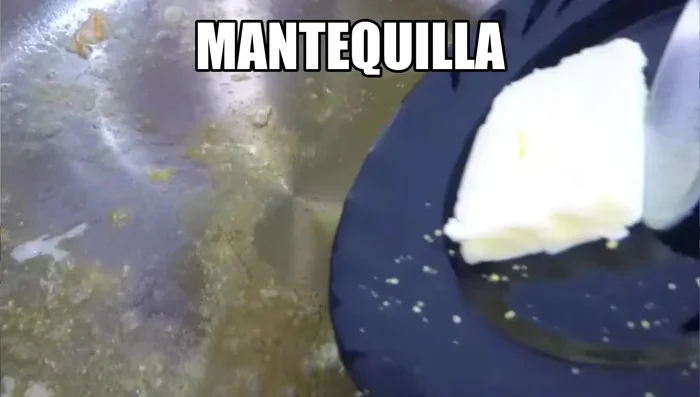 Añadimos un chorrito de aceite y mantequilla a la olla. (Ingredientes exactos en la descripción).