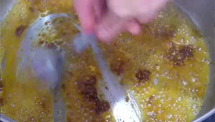 Removemos para que desprenda su sabor y aroma. Añadimos vino blanco y zumo de limón.
