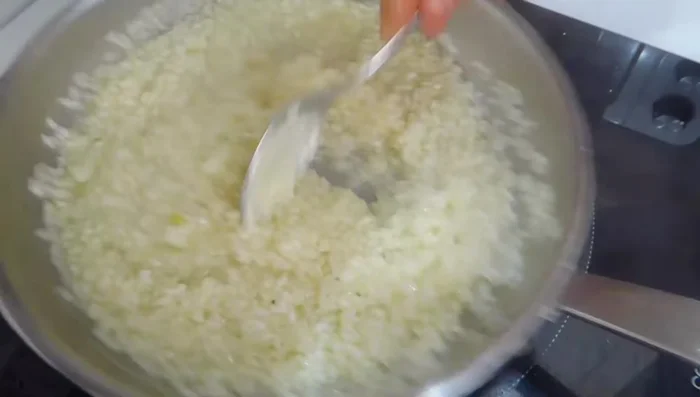 Incorporar la calabaza triturada y el queso Gorgonzola. Remover bien para cremar el risoto.