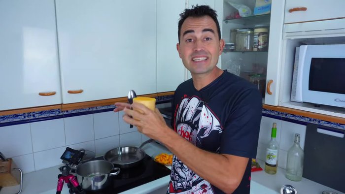 Añadimos la calabaza cortada a cuadraditos, sal, pimienta y rehogamos unos minutos.