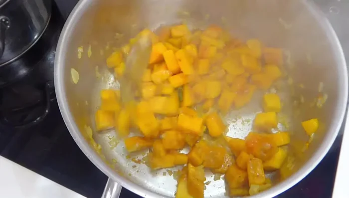 Opcional: añadir un chorrito de vinagre de Jerez y dejar evaporar. Agregar caldo de verduras, tapar y cocer hasta que la calabaza esté tierna.