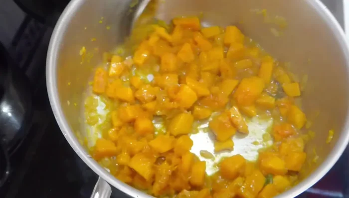 Triturar la calabaza cocida con una batidora.