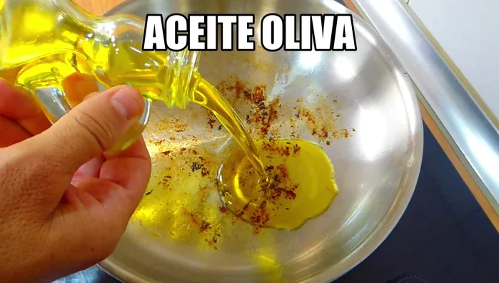 En la misma sartén, añadir un poco de aceite y sofreír el curry durante 20 segundos.