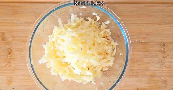 Añadir el zumo de medio limón, dos cucharadas de azúcar y una cucharadita de canela en polvo.