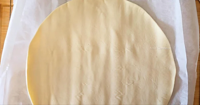 Extender la plancha de hojaldre, añadir la mermelada de melocotón y la mezcla de manzana cocinada. Colocar las ciruelas pasas sin hueso encima.