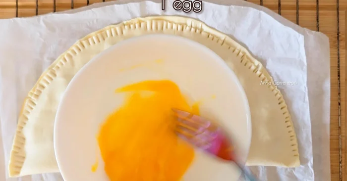 Pintar la empanadilla con huevo batido.