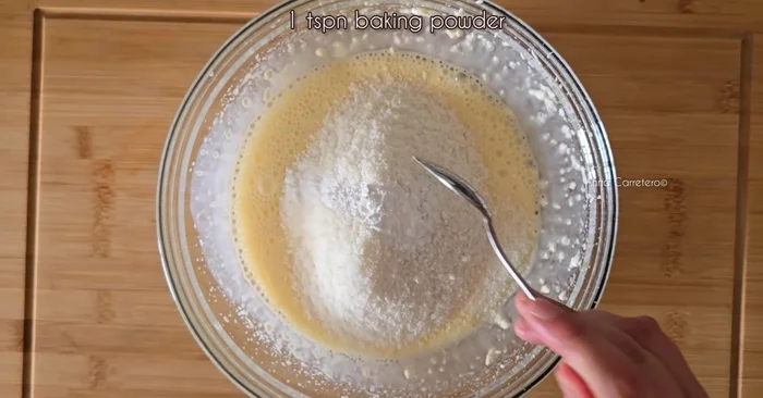 Precalienta tu horno a 180°C con calor superior e inferior. Unta el molde con un poquito de aceite.