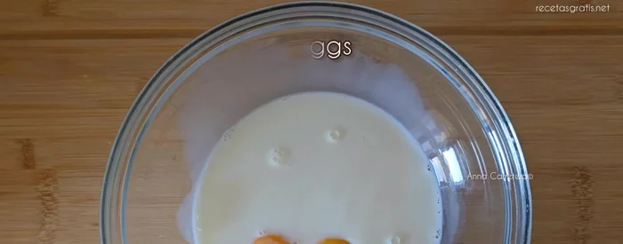 En un recipiente aparte, mezcla 150 ml de leche, 2 yemas de huevo y 4 cucharadas de maicena hasta que no queden grumos.