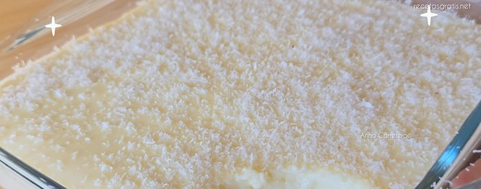 En una cazuela, a fuego medio, hierve durante 4 minutos 800 ml de leche, 200 ml de leche de coco, 300 g de leche condensada, piel de limón y naranja, y un palito de canela.