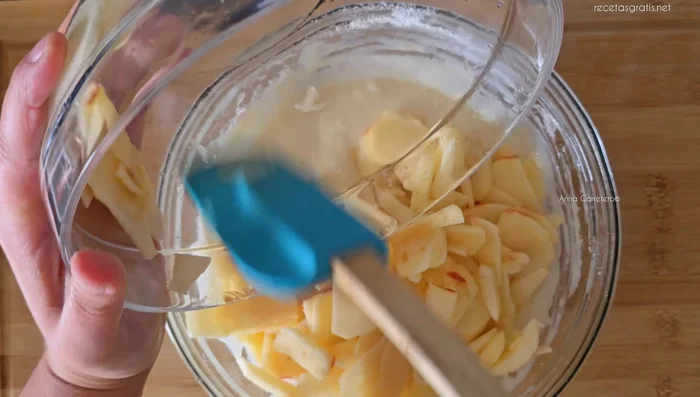 Verter las láminas de manzana en un molde para tarta.