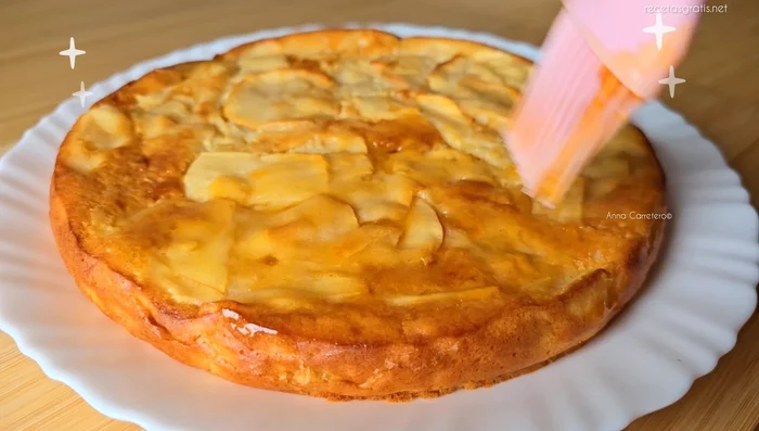 Una vez sacada del horno, pintar con mermelada de melocotón (opcional).