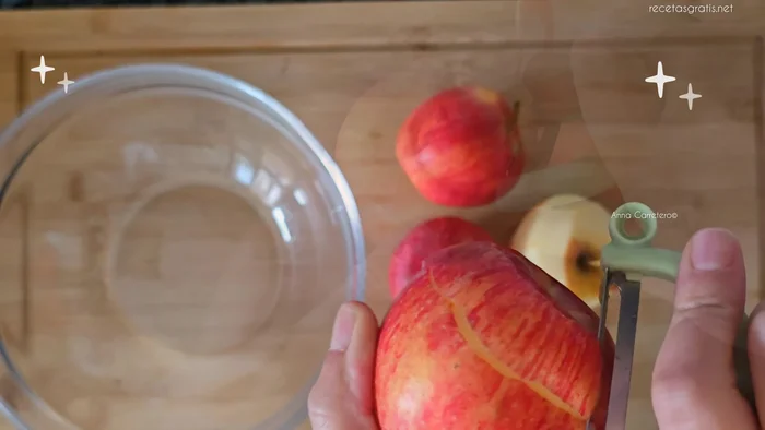 Pelar y cortar las cuatro manzanas en láminas.