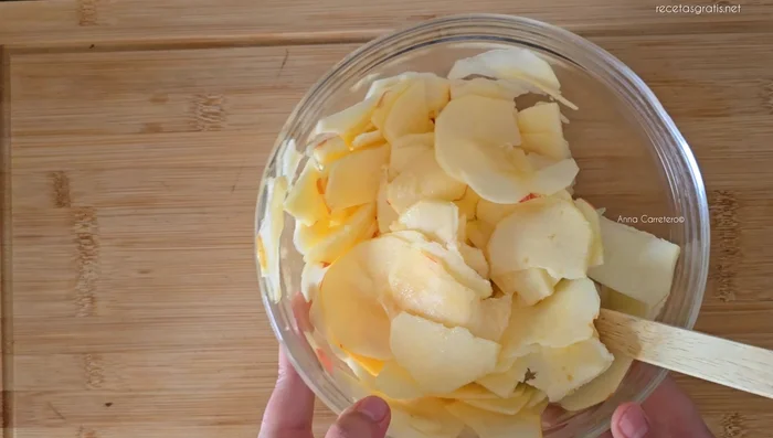 En un recipiente, mezclar el zumo de un limón, dos huevos grandes, una pizca de sal, un yogur natural, 30 ml de aceite de girasol, dos cucharadas de eritritol, cuatro cucharadas de harina y una cucharadita de polvo de hornear. Mezclar hasta que no queden grumos.