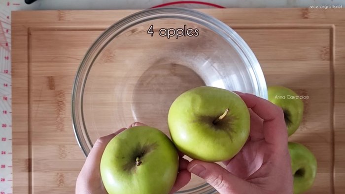 Pelar y partir las cuatro manzanas en trocitos pequeños.