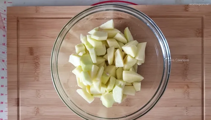 En una sartén a fuego medio, sofreír las manzanas con el zumo de medio limón, tres cucharadas de azúcar y una cucharadita de canela durante 8 minutos.