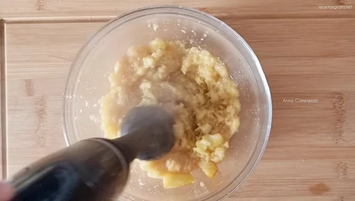 Triturar la manzana una vez sofrita.