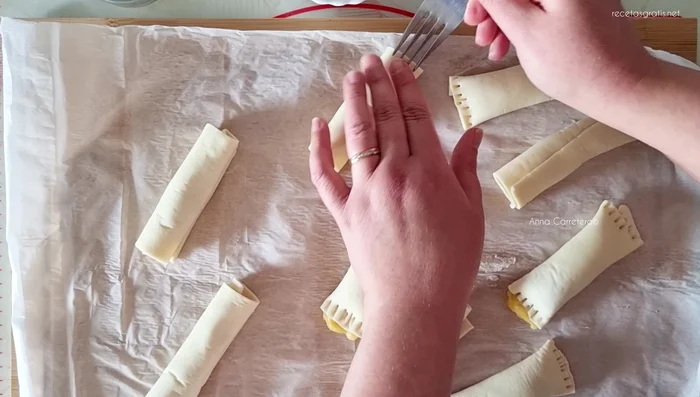 Sellar los rollitos con un tenedor y refrigerarlos durante 20 minutos.