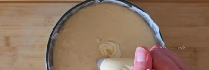 Pon la crema de queso encima.