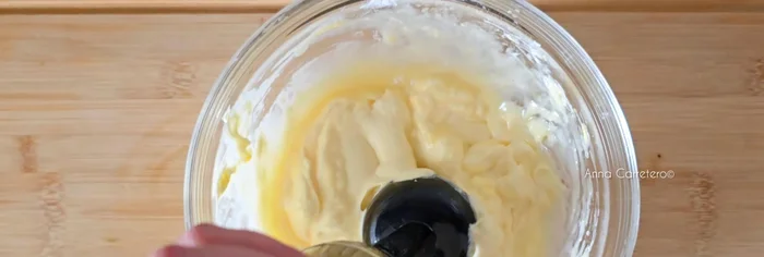 Pon la crema de queso en una manga pastelera y guárdala en el frigorífico.