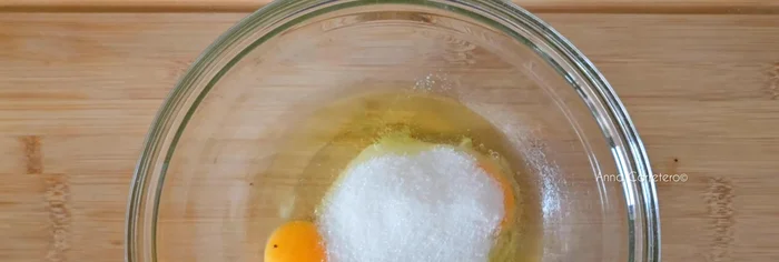 Prepara la mezcla: bate 3 huevos grandes con una pizca de sal, 7 cucharadas de azúcar, 7 cucharadas de aceite, 7 cucharadas de leche, la ralladura de limón, 200g de harina y 1 cucharada de polvo de hornear hasta que no queden grumos.