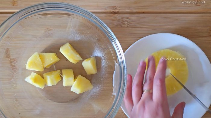Introducir las 5 rodajas de piña congelada, 150g de leche condensada y un vaso de cava en una batidora.