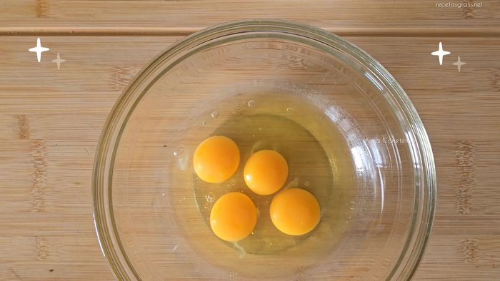 Bate 4 huevos grandes, una pizca de sal, un yogur, dos vasitos de azúcar, un vasito de aceite y una naranja entera durante un minuto. (8.92, 17.52, 21.64, 25.32, 31.8, 36, 62.039)