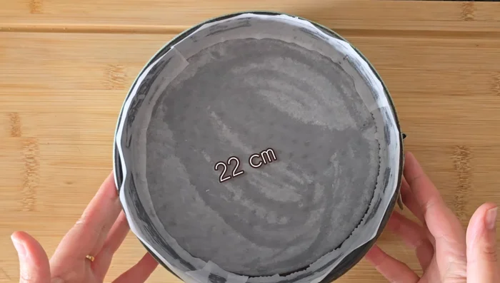 Vierte la mezcla en un molde para horno. (78.72)
