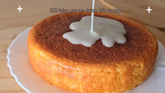 Prepara el glaseado: Mezcla 100g de azúcar glass con el zumo de media naranja. (88.92)