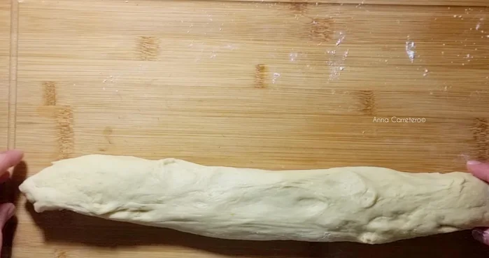 Divide la masa en tres partes. Forma una rosca con cada parte, añade fruta confitada encima y deja levar 50 minutos.