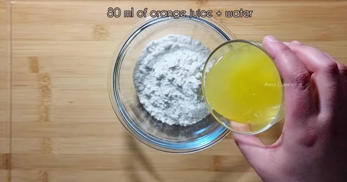 En un bol, bate 60g de harina, dos huevos grandes, una cucharada de miel, media cucharadita de sal, cuatro cucharadas de leche infusionada, una cucharadita de aroma de azahar y cuatro cucharadas de azúcar.