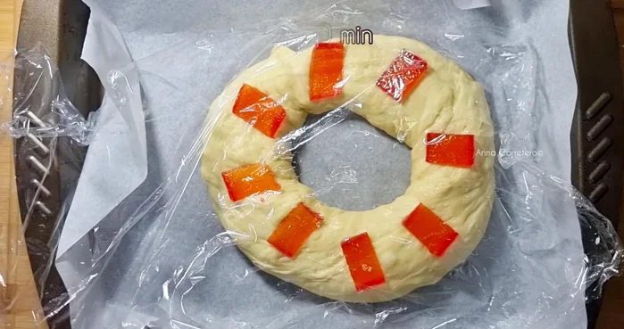 Precalienta el horno a 180 grados con calor superior e inferior. Pinta los roscones con huevo batido, espolvorea con azúcar y almendras.