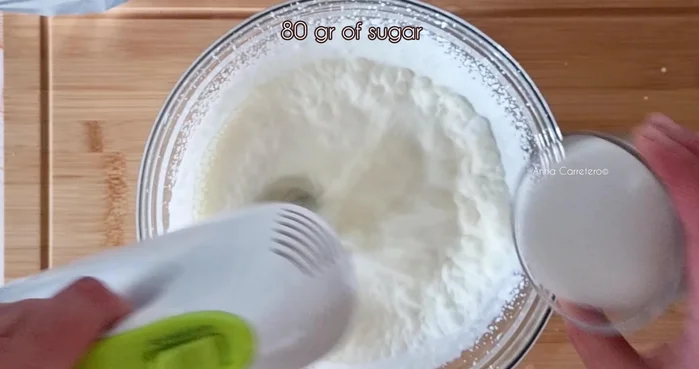 Para la crema: Bate 500ml de nata, 80g de azúcar y 100g de queso crema.