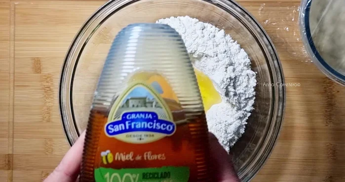 Amasa la esponja durante 12 minutos a velocidad 3. Después de 12 minutos, añade 90g de mantequilla, ralladura de limón y naranja, 10g de levadura fresca y una cucharada de leche. Amasa 15 minutos más.