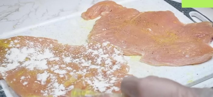 Cubrir las pechugas con harina por ambos lados.